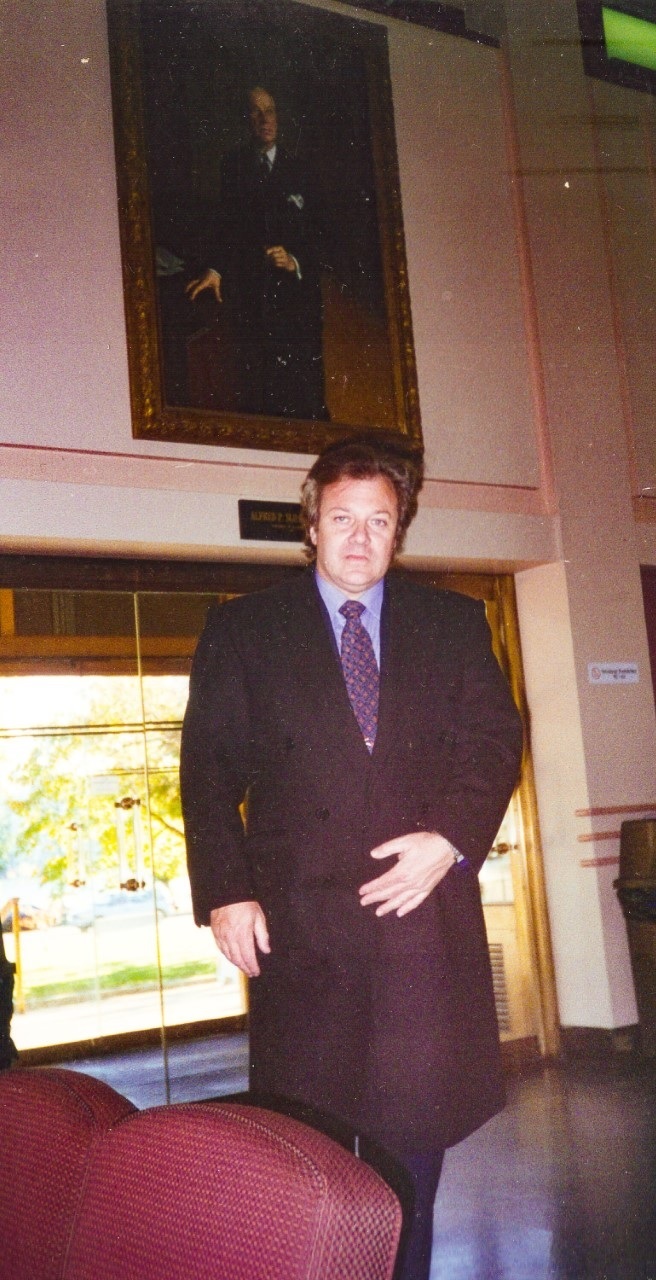 Jorge Luis Narváez en la Alfred Sloan Business School del Massachusetts Institute of Technology, con el retrato de Alfred Sloan Jr. de fondo, en ocasión de una reunión con el Arnoldo Hax, Cambridge, Massachussets, octubre de 1996